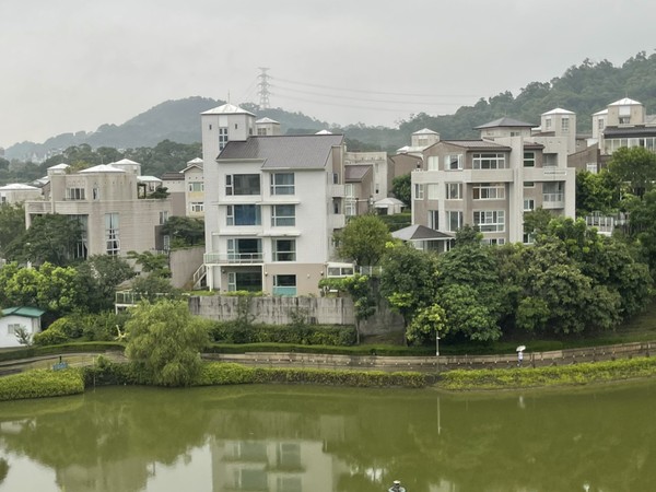 ▲  「青山鎮」有康橋國際學校學區優勢，7成住戶都是學生家長(台灣長屋)      。（圖／記者唐煒哲攝）