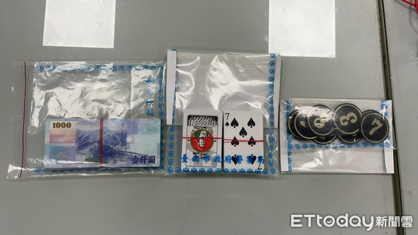 ▲台南市永康分局警方，查獲10名外籍移工在租屋處經營職業賭場，召集賭客打撲克牌聚賭，全案偵詢後依賭博罪嫌等移請台南地檢署偵辦及衛生局裁罰。（圖／記者林悅翻攝，下同）  