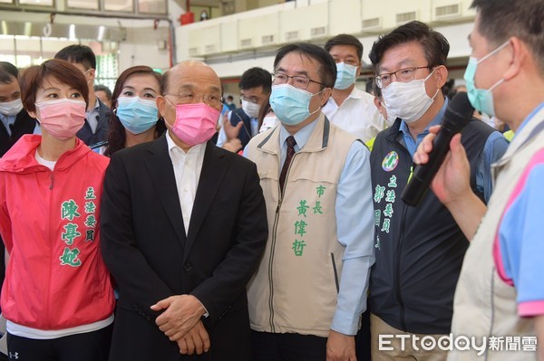 ▲行政院長蘇貞昌在台南市視察芒果外銷檢疫作業及玉井農產冷鏈物流中心推動情形時指出，對於微解封各方意見，會滾動式調整。（圖／記者林悅翻攝） 