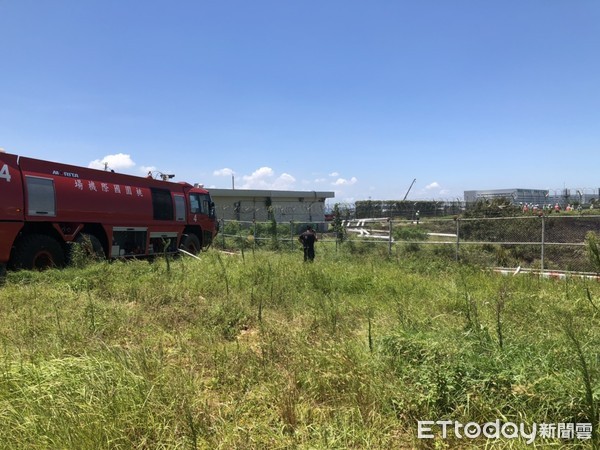 ▲▼ 桃機二航旁草地火警。（圖／記者沈繼昌翻攝）