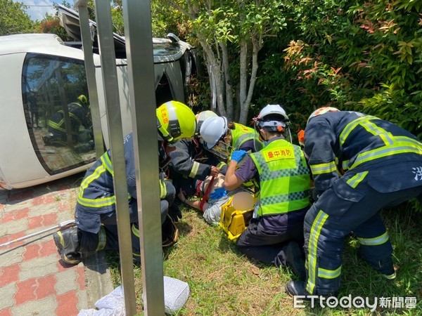 ▲▼台中北屯軍福十九路、南興園路口翻車。（圖／記者鄧木卿翻攝）