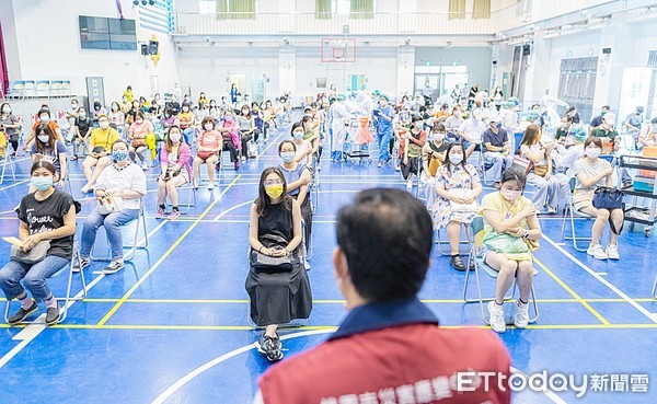 ▲桃園市府9日開放第七類幼教人員施打疫苗，市長鄭文燦前往龍安國小視察施打狀況，向現場幼教人員致意。（圖／記者沈繼昌翻攝）