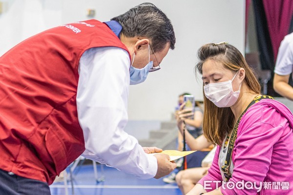 ▲桃園市府9日開放第七類幼教人員施打疫苗，市長鄭文燦向幼教人員解說疫苗施打過程。（圖／記者沈繼昌翻攝）