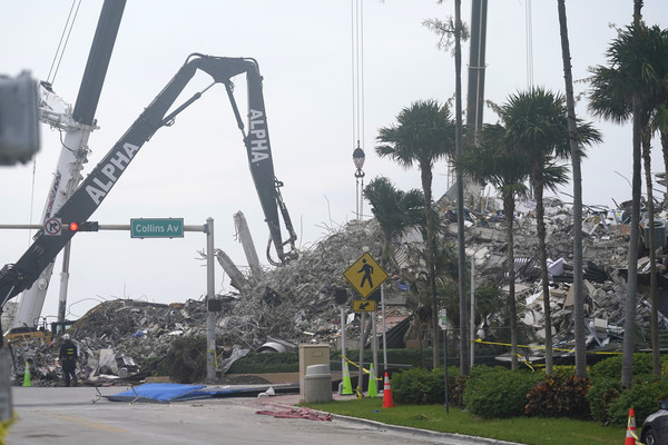 ▲▼佛羅里達州邁阿密濱海公寓「張伯倫塔南棟大廈」（Champlain Towers South）發生倒塌意外，目前已經增至64人死亡。（圖／達志影像／美聯社）