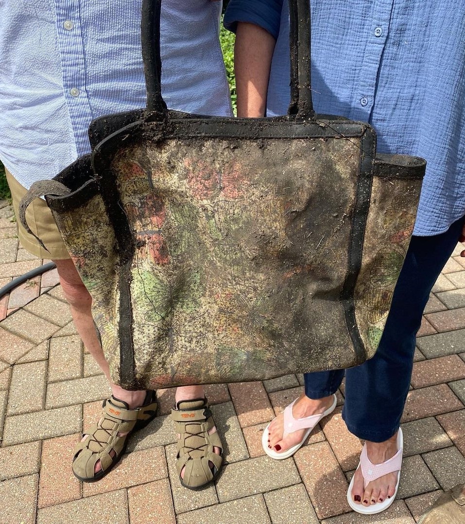 ▲▼下水道找到失竊的皮包。（圖／翻攝自instagram／@cityofwheaton）