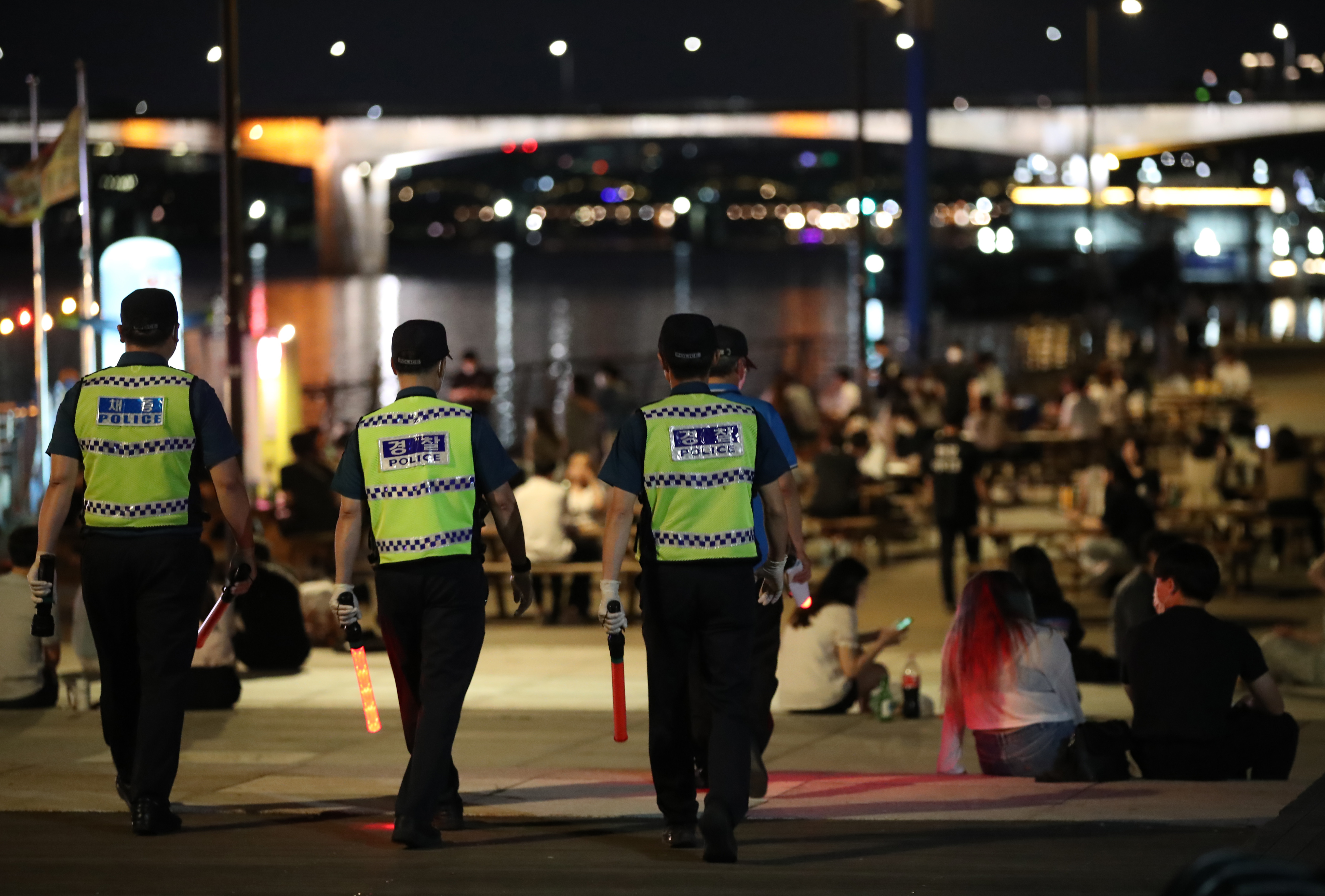 ▲▼南韓疫情嚴峻，首爾警方開始加強取締在公園飲酒、用餐的民眾。（圖／達志影像／newscom）