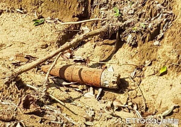 ▲台南新化大坑尾筍園，被農民發現未爆彈，陸軍八軍團處理小組勘查係訓練彈，將運回查處。（圖／記者林悅翻攝，下同）