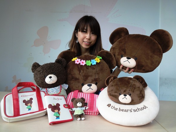 康是美4月9日起至5月20日推出「小熊學校滿額加購」活動，單筆消費滿488元即可加購小熊學校旅行小物。