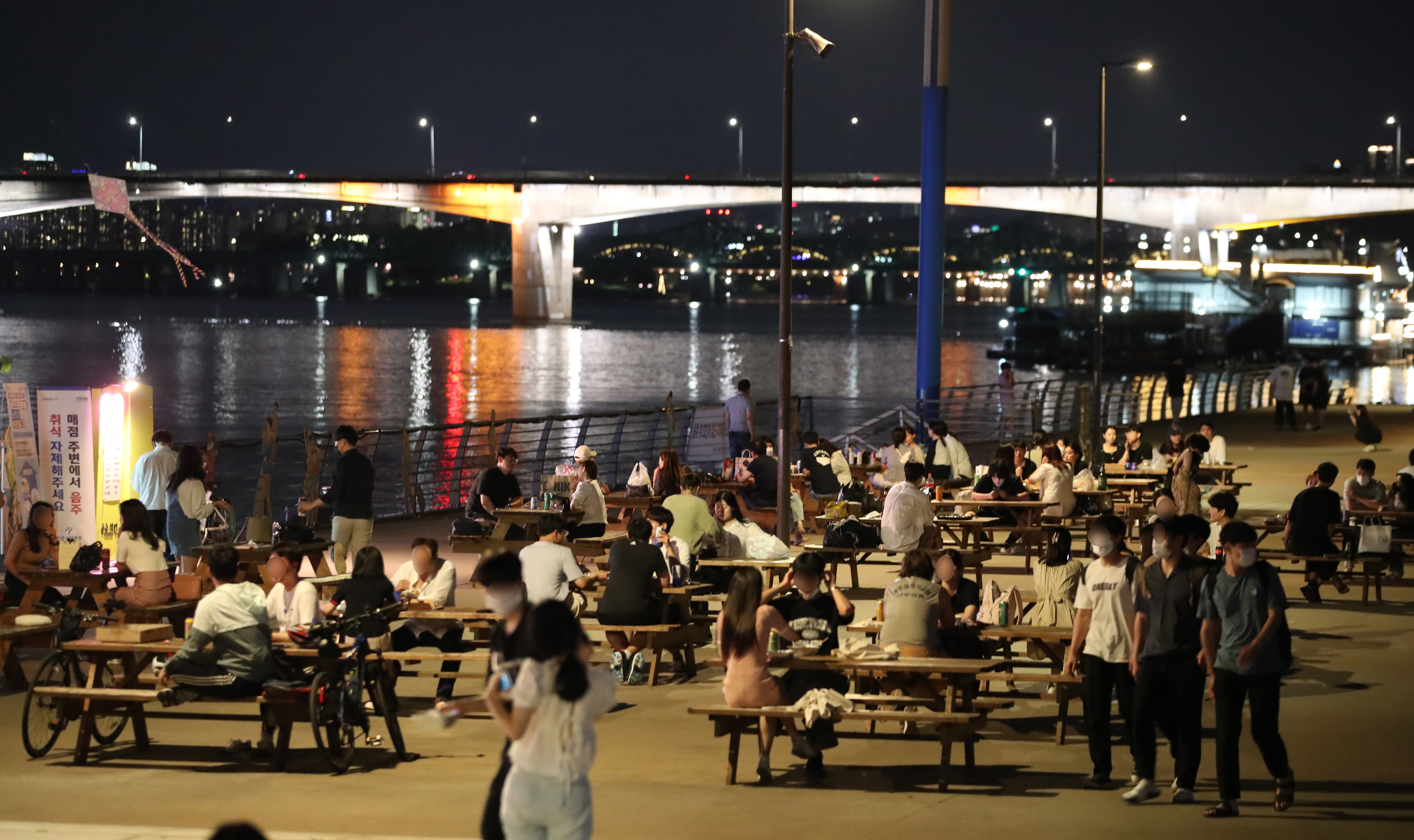 ▲▼即使疫情攀上顛峰，仍有不少民眾晚間10時還在首爾漢江公園飲酒、聚會。（圖／達志影像）