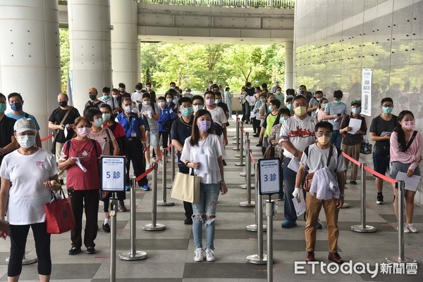 ▲▼台北市政府實行「北捷專案」，10日在新光醫院團隊設置的科教館接種站安排包括站務、行車、清潔及保全人員等捷運第一線工作人員施打疫苗，莫德納疫苗,COVID-19疫苗,新冠肺炎,武漢肺炎,副作用,不良反應,群體免疫,法定傳染病,醫護人員,防護衣,接種率,防疫,疫情。（圖／記者李毓康攝）