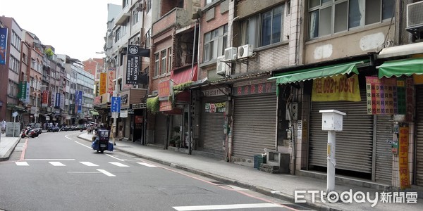 ▲▼淡水老街店家鐵門拉下，觀光客也非常稀少。（圖／記者陳雕文攝）