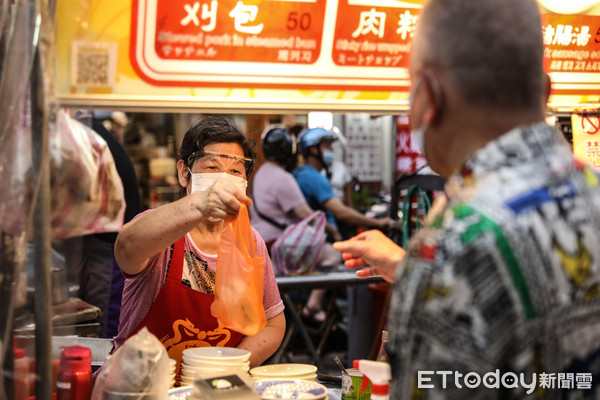 ▲台北市因新冠肺炎影響維持三級警戒，寧夏夜市營業僅供外帶。（圖／記者林敬旻攝）