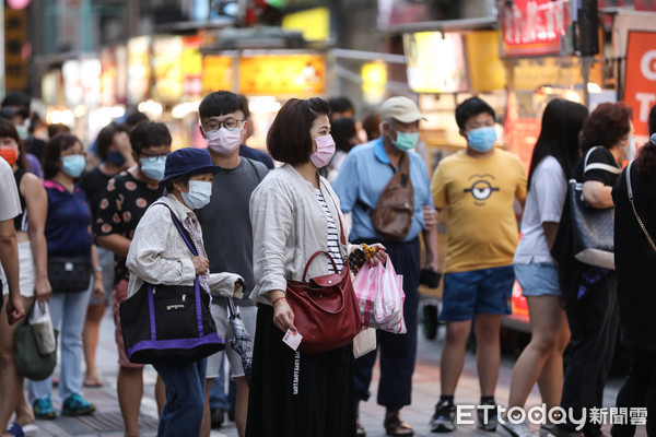 ▲台北市因新冠肺炎影響維持三級警戒，寧夏夜市營業僅供外帶。（圖／記者林敬旻攝）