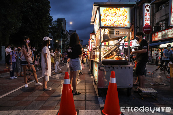 ▲台北市因新冠肺炎影響維持三級警戒，寧夏夜市營業僅供外帶。（圖／記者林敬旻攝）