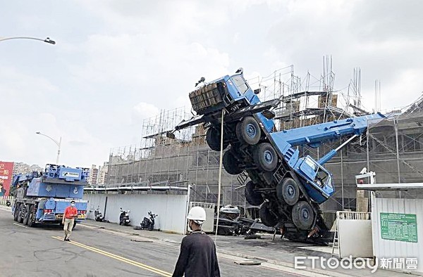 ▲桃園市桃園區小檜溪重劃區一處大型工地10日上午進行吊車吊掛作業，百噸吊車疑似重心不穩傾倒在工地上。（圖／熱心民眾提供）