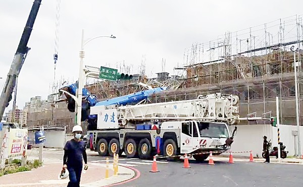 ▲桃園市桃園區小檜溪重劃區一處大型工地10日上午進行吊車吊掛作業，百噸吊車傾倒工地上，現場找來吊車進行扶正作業。（圖／熱心民眾提供）