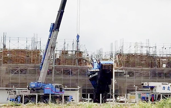 ▲桃園市桃園區小檜溪重劃區大型工地10日進行吊車吊掛作業，百噸吊車傾倒工地鷹架上，現場其他吊車協助傾倒吊車扶正。（圖／熱心民眾提供）