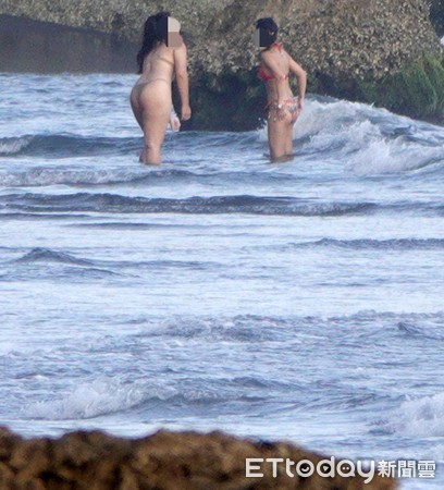 ▲民眾直擊高雄西子灣秘境沙灘10日下午有人戲水，同時也未戴口罩             。（圖／民眾提供）