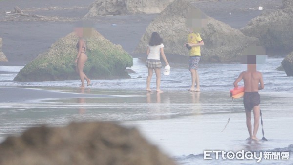 ▲民眾直擊高雄西子灣秘境沙灘10日下午有人戲水，同時也未戴口罩             。（圖／民眾提供）