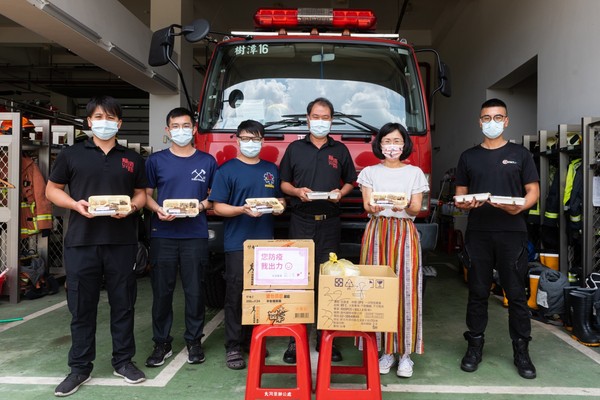 ▲▼民進黨立委蘇巧慧啟動「防疫送餐共好列車」，近日媒合鶯歌有名的網紅鍋物店，轉型推「日式防疫元氣餐盒」，替打火弟兄加油。（圖／蘇巧慧辦公室提供）