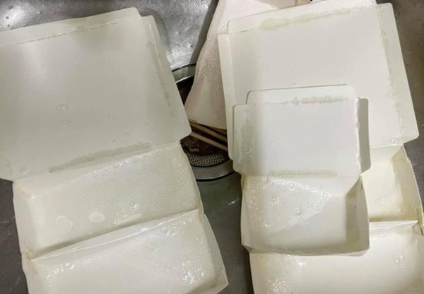 網友被老婆要求清洗免洗餐具後，才能回收。（翻攝自臉書社團「爆廢公社二館」）