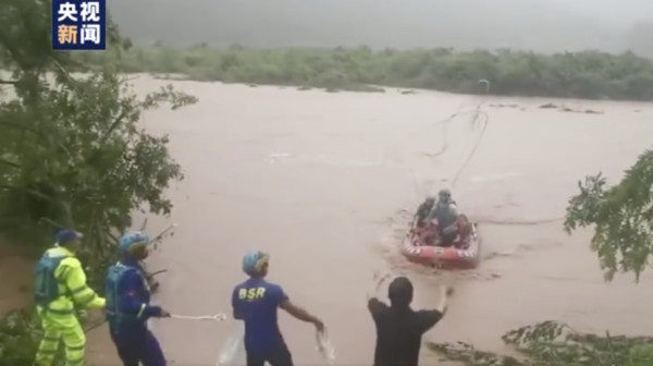 ▲▼四川巴中市連日暴雨　10多艘船隻被洪水沖走。（圖／翻攝CCTV）
