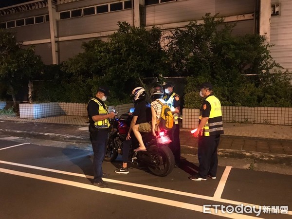 ▲台南市警四分局警方在針對暑期週末，強化安平地區稽查與取締，維護居民生活品質。（圖／記者林悅翻攝，下同）