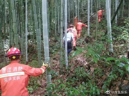 ▲站姐追星拍圖爬「陡峭深山」狠嗆：沒拍到不下山　超慘後果曝光！。（圖／翻攝自微博／搜狐娛樂）