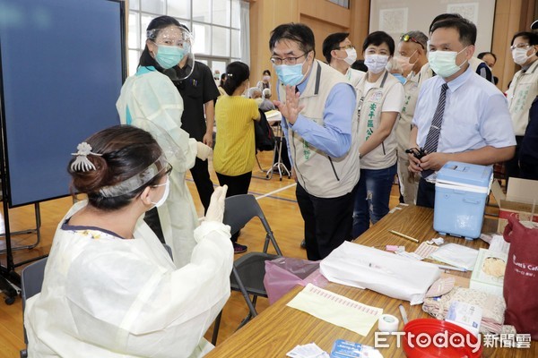 ▲台南市長黃偉哲指出，民眾沒有事先預約施打，疫苗也不會準備好。（圖／記者林悅翻攝，下同）