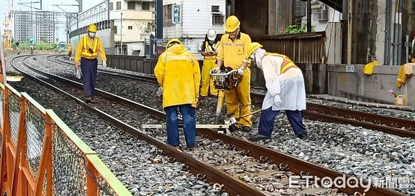 ▲鐵道局強化台南榮譽街鐵路土堤路基，施工期間會同台鐵局加強巡查，隨時注意鐵軌與路基狀況，確保鐵路行駛安全。（圖／記者林悅翻攝，下同）