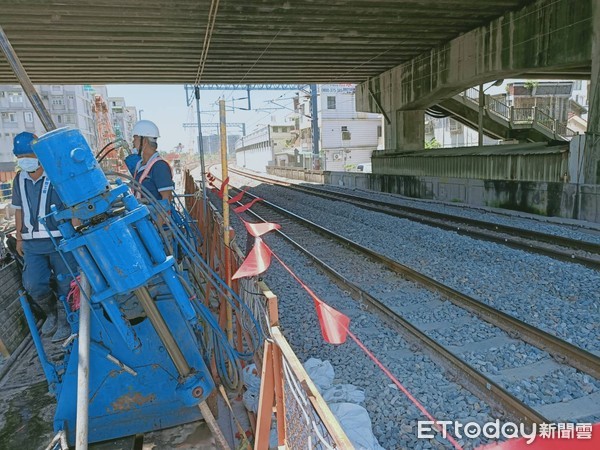 ▲鐵道局強化台南榮譽街鐵路土堤路基，施工期間會同台鐵局加強巡查，隨時注意鐵軌與路基狀況，確保鐵路行駛安全。（圖／記者林悅翻攝，下同）