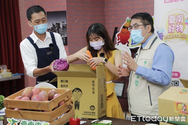 ▲台南市長黃偉哲化身「阿哲師」推銷農產運銷公司芒果禮盒，上線半小時即狂賣300箱，現場另邀請泰星球餐館的主廚Michael進行芒果入菜料理秀。（圖／記者林悅翻攝，下同）