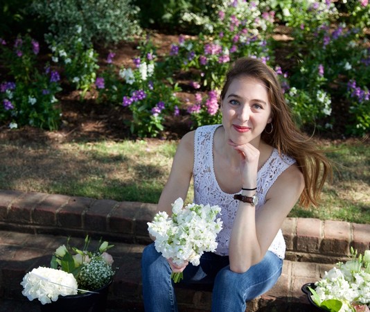 ▲▼維吉尼亞州27歲住院醫師洛芙（Eleanor Love）時常進出陌生人婚禮，目的就是要為病患送上一束鮮花。（圖／翻攝自YouTube／VCU Health）