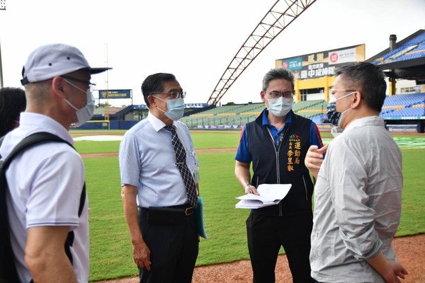 ▲台中市運動局長李昱叡與中職會長蔡其昌勘察洲際棒球場            。（圖／台中市政府提供）