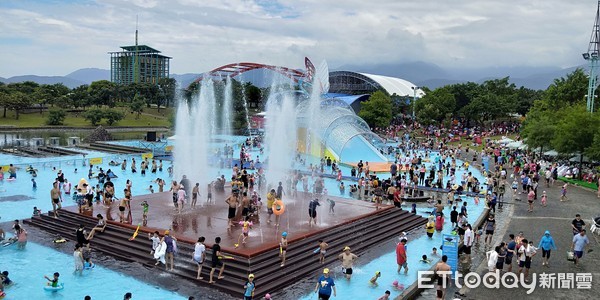 ▲▼冬山河親水公園挖到50多℃俗稱「美人湯」的碳酸氫鈉泉溫泉。（圖／記者游芳男拍攝，下同）