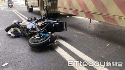 騎車撞砂石車！媽媽親眼目睹後座9歲女兒被輾死　再遭判刑3月