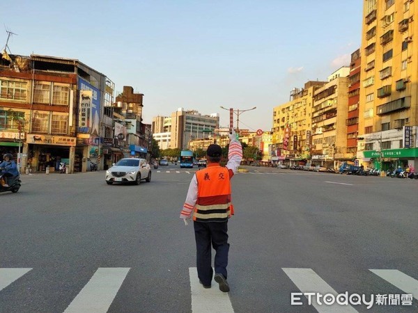 ▲因應新冠肺炎疫情微解封，台北市區人潮車流湧現，交通大隊13日起將增派警力在市內各主要道路進行交通疏導。（圖／記者張君豪翻攝）