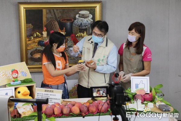 ▲台南市長黃偉哲也親上直播拍賣芒果，短短30分鐘就將100箱芒果禮盒銷售一空。（圖／記者林悅翻攝，下同）