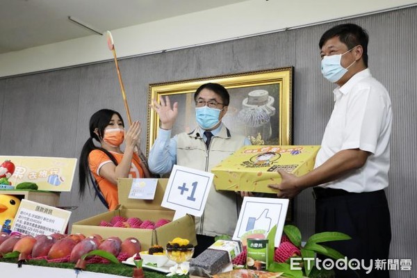 ▲台南市長黃偉哲也親上直播拍賣芒果，短短30分鐘就將100箱芒果禮盒銷售一空。（圖／記者林悅翻攝，下同）