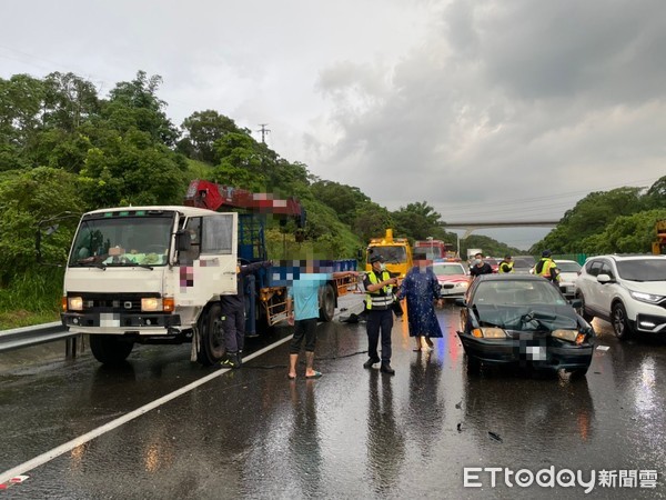 ▲國道三竹崎交流道與梅山交流道間四車連環撞。（圖／記者翁伊森翻攝）