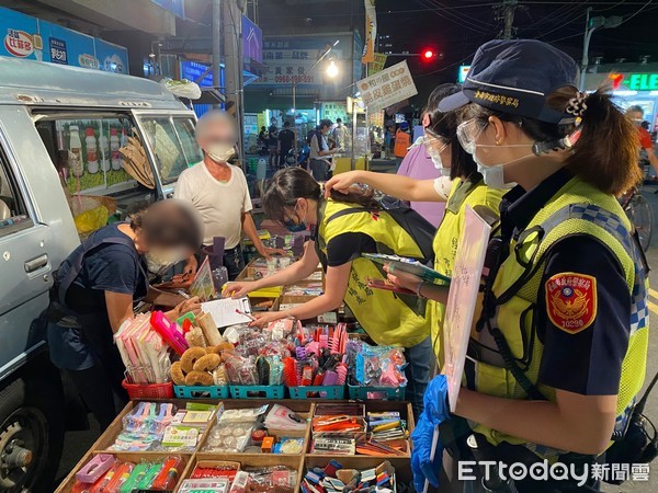 ▲台南市永康分局結合衛生局、市場處及區公所到夜市宣導，在鹽行夜市發現1攤販未設置實聯制QR，市場處依權責製單。（圖／記者林悅翻攝，下同）