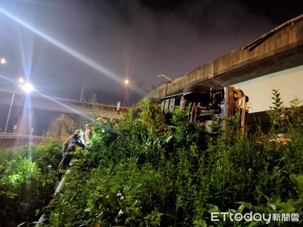▲▼一輛新竹物流貨車衝出5米糕的台64高架墜落，駕駛拋出車外命危。（圖／記者陳豐德翻攝）