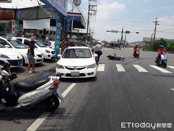 ▲三峽發生一起離奇車禍，機車騎士棄車逃亡，卻被轎車撞飛。（圖／梁詠智授權提供，請勿隨意翻攝，以免侵權。）