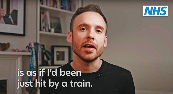 因應染疫後遺症，英國衛生署推出官方影片介紹「後新冠長期症狀」，一名男子現身影片，直指染疫後出現胸痛後遺症，「就像被火車撞過一樣」。（翻攝英國衛生署YouTube頻道）