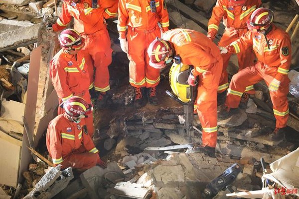 ▲蘇州四季開源飯店坍塌，消防人員搜救受困民眾。（圖／翻攝紅星新聞）