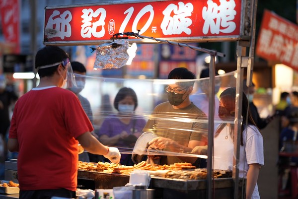 ▲台南大東夜市復業首晚，吸引大批民眾逛夜市吃小吃美食。（圖／翻攝自黃偉哲臉書，下同）