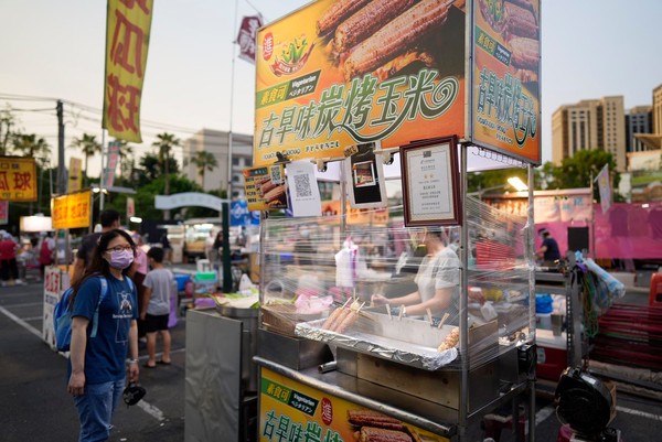 ▲台南大東夜市復業首晚，吸引大批民眾逛夜市吃小吃美食。（圖／翻攝自黃偉哲臉書，下同）