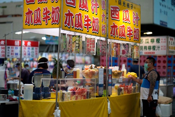 ▲台南大東夜市復業首晚，吸引大批民眾逛夜市吃小吃美食。（圖／翻攝自黃偉哲臉書，下同）