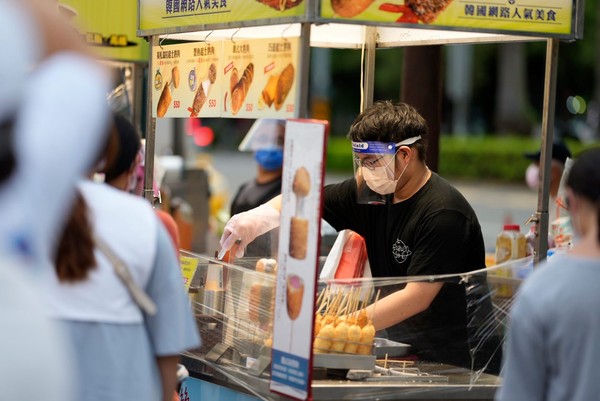 ▲台南大東夜市復業首晚，吸引大批民眾逛夜市吃小吃美食。（圖／翻攝自黃偉哲臉書，下同）