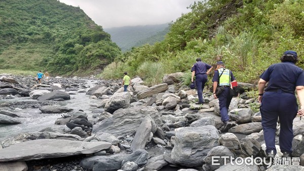 ▲潮州警方會同來義鄉公所勸離入鄉遊客             。（圖／記者陳崑福翻攝，以下同）